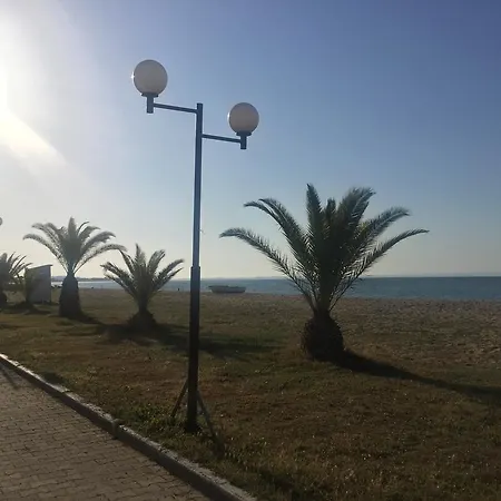 50 Steps From The Sea * Nea Plagia